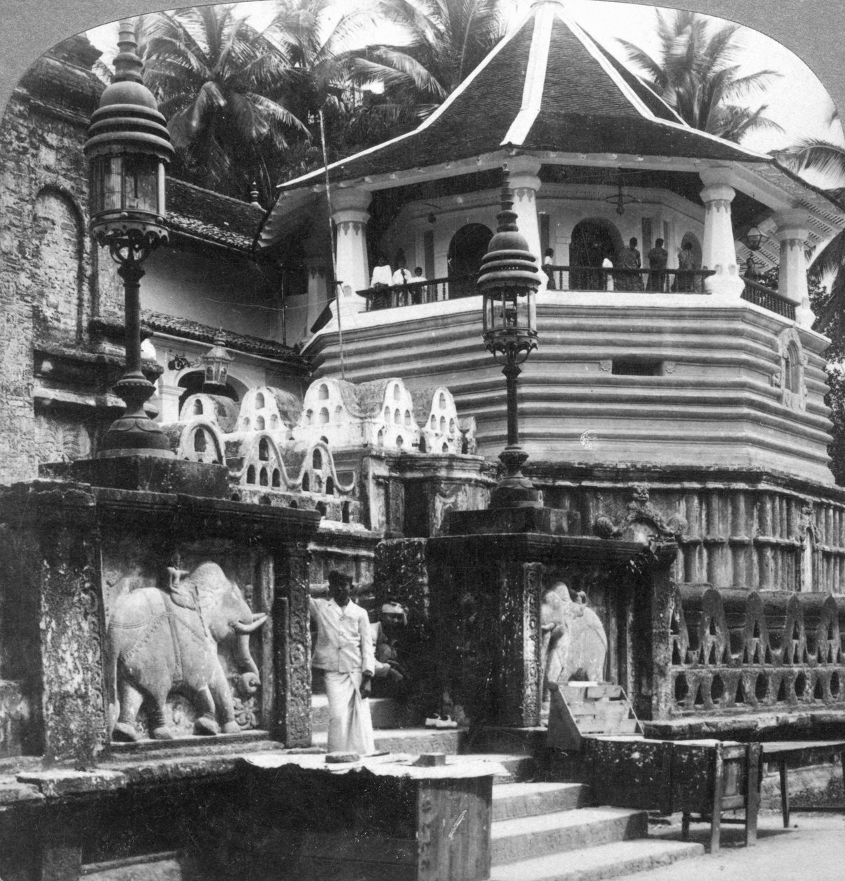 Dalada Maligawa, Buddha Hampaan palatsi, Kandy, Sri Lanka, 1902. tekijältä Underwood and Underwood