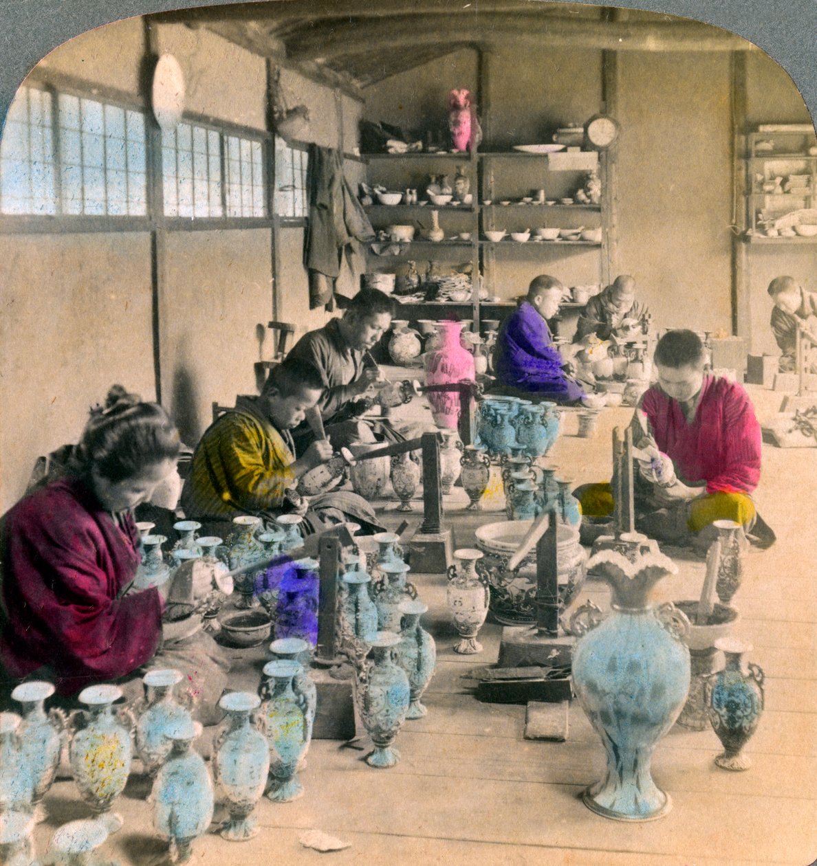 Awata-posliiniesineiden koristelu kuuluisissa Kinkosan-teoksissa, Kioto, Japani, 1904 tekijältä Underwood and Underwood