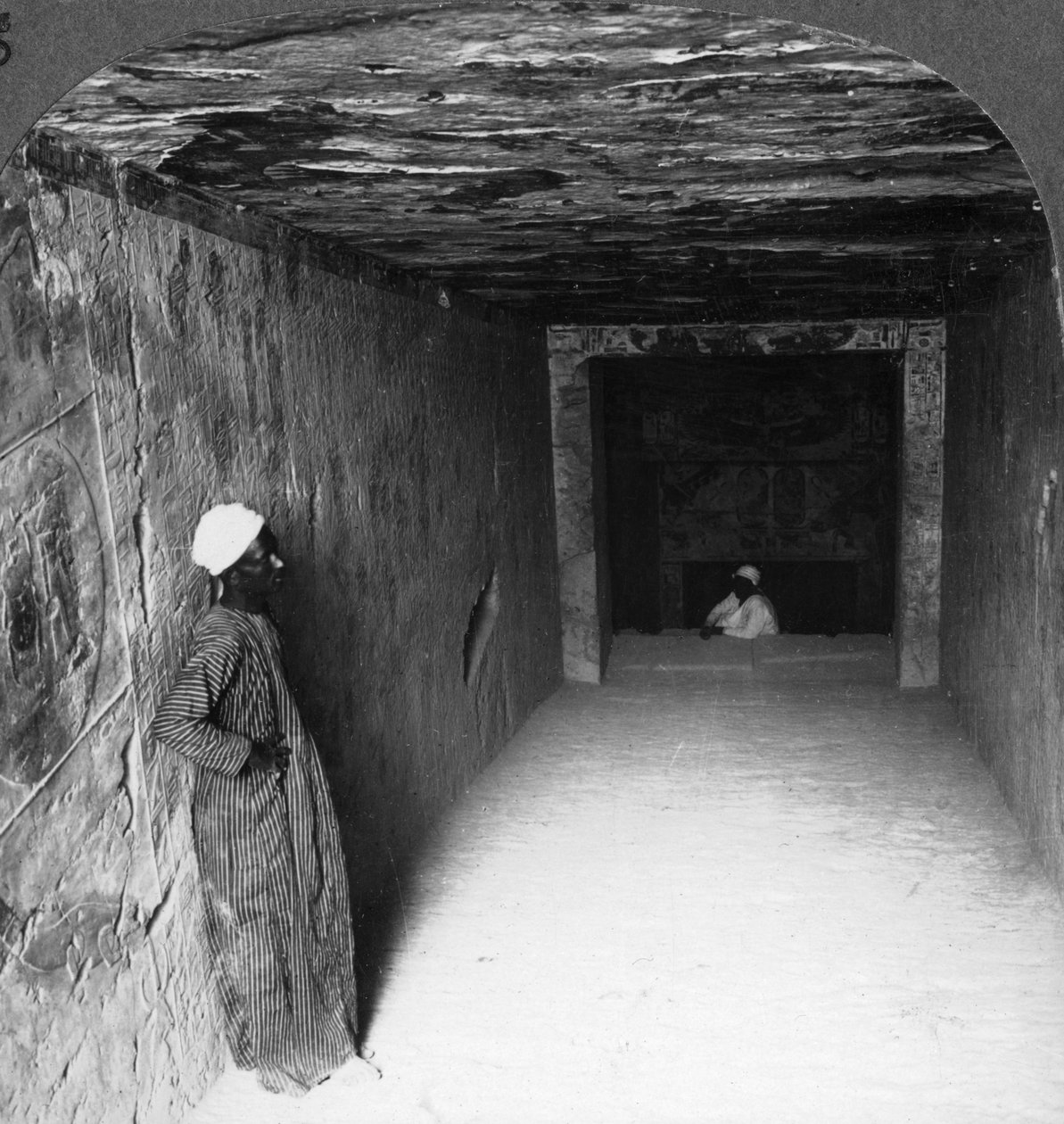 Laskeva galleria Sethos I:n haudassa, Thebes, Egypti, 1905. tekijältä Underwood and Underwood