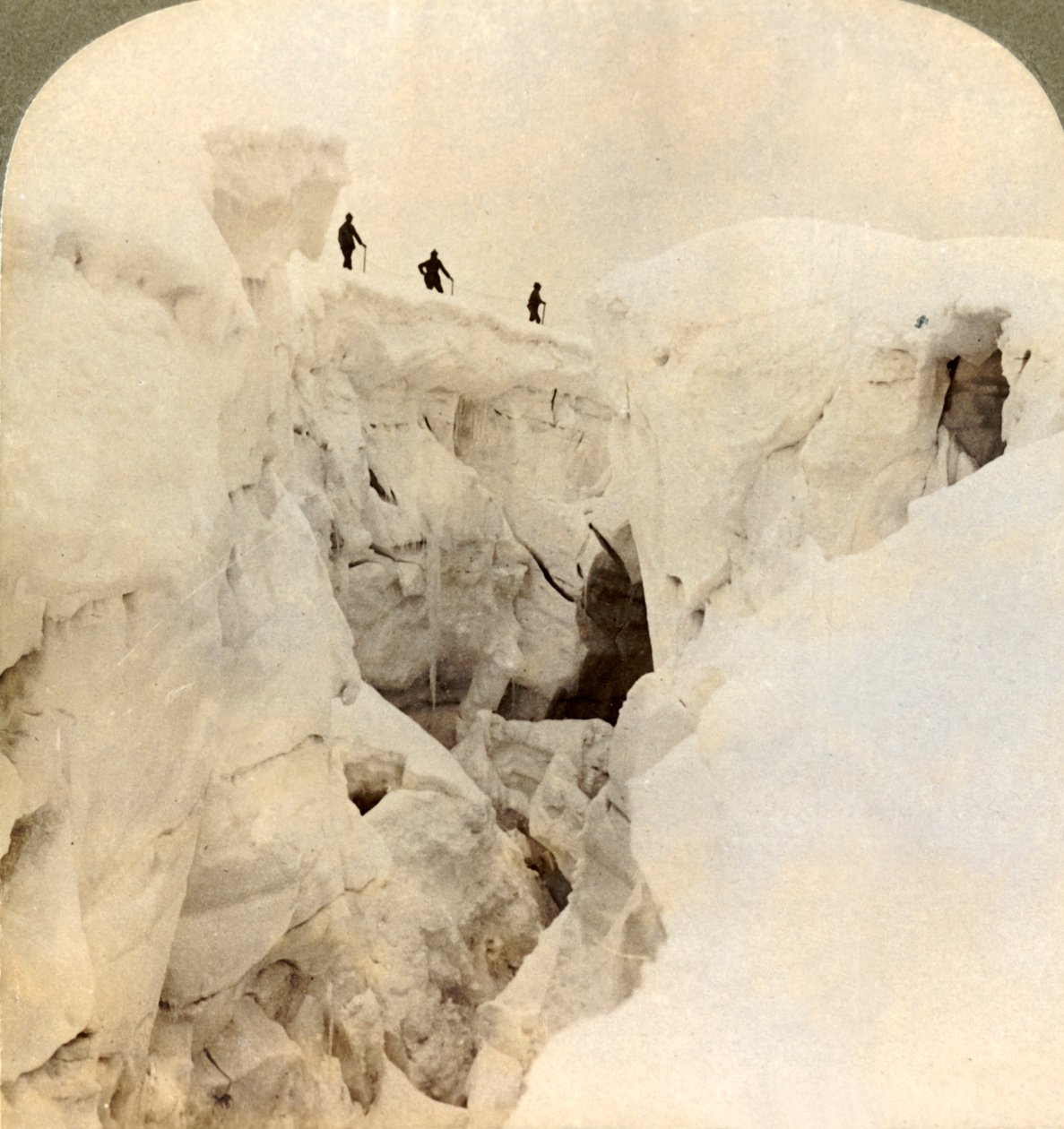 Laskeutuminen Mt. Blancille – valtavat halkeamat lähellä huippua, Alpit, 1901. tekijältä Underwood and Underwood