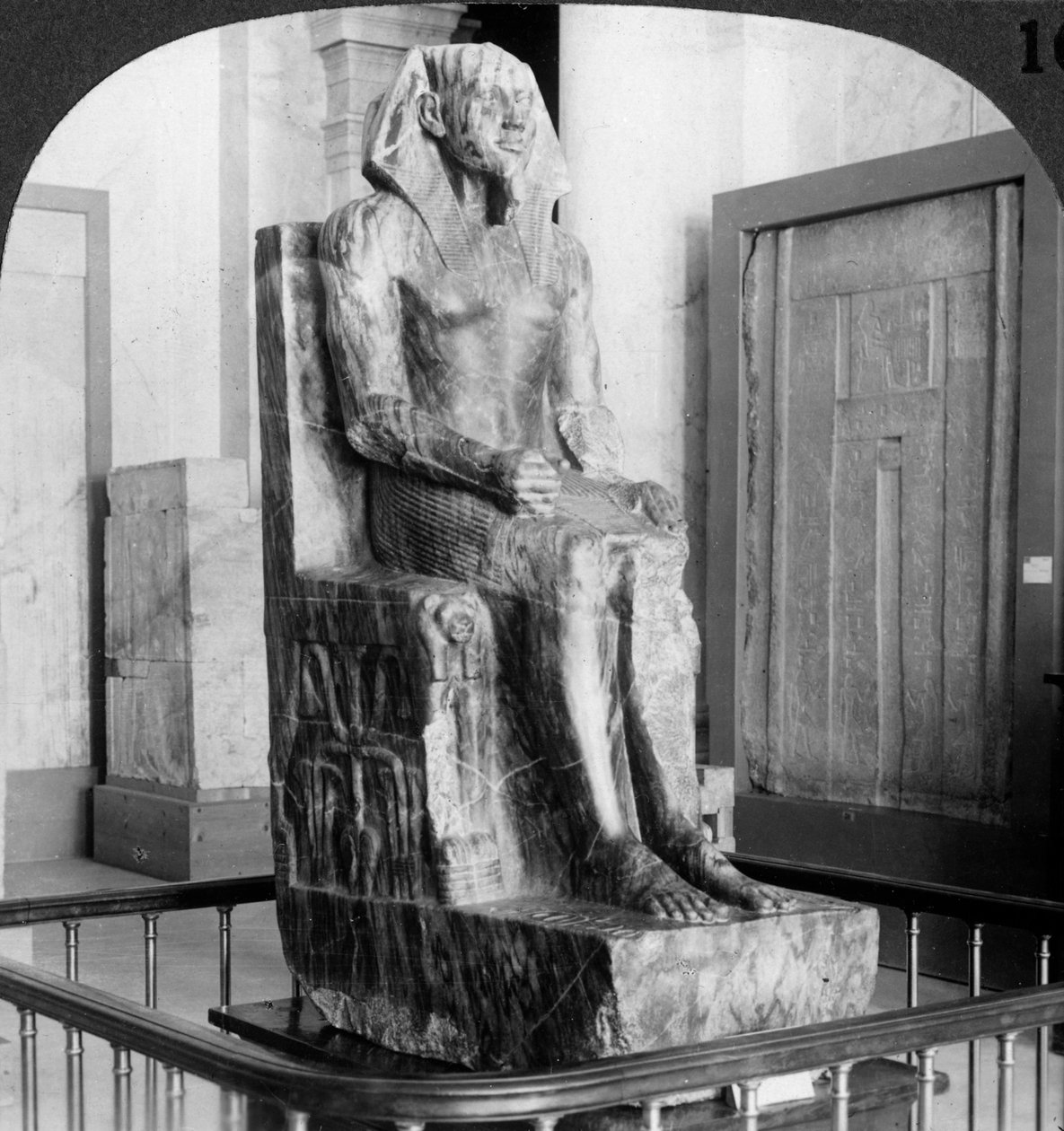 Kuningas Khafren dioriittipatsas, Gizehin toisen pyramidin rakentaja Kairossa, Egyptissä, 1905. tekijältä Underwood and Underwood