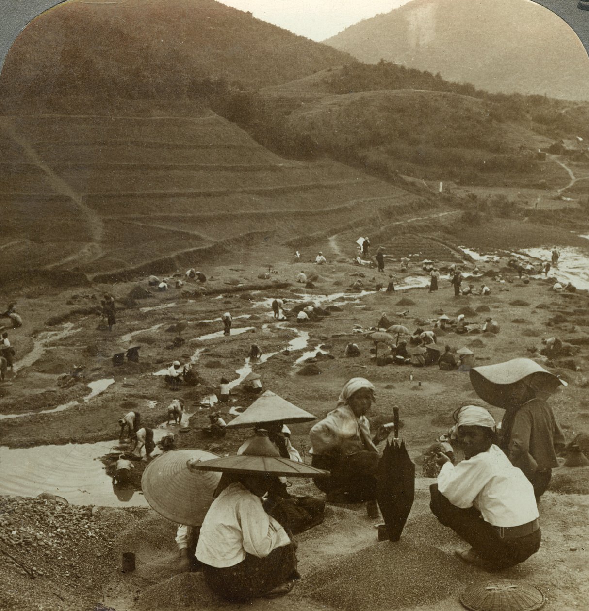 Joen uoman ruoppaus rubiineille, Mogok, Burma, 1900-luku. tekijältä Underwood and Underwood