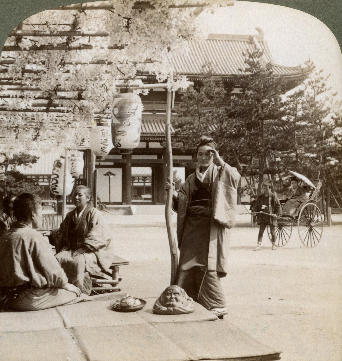 Roikkuvat wisteriaklusterit teehuoneen kuistilla, Kioto, Japani, 1904 tekijältä Underwood and Underwood