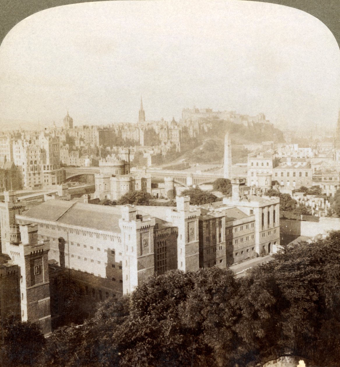 Edinburgh, Calton Hill, S.W. linnaan, vanhan hautausmaan yli, Skotlanti, 1902. tekijältä Underwood and Underwood
