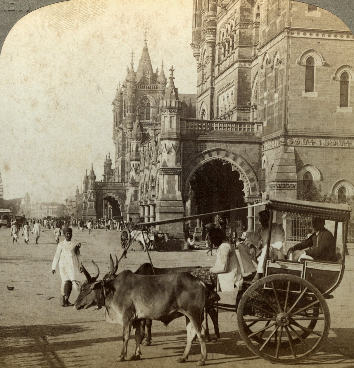 Ekka, Victoria Stationin ulkopuolella, Bombay, Intia, 1900-luku. tekijältä Underwood and Underwood