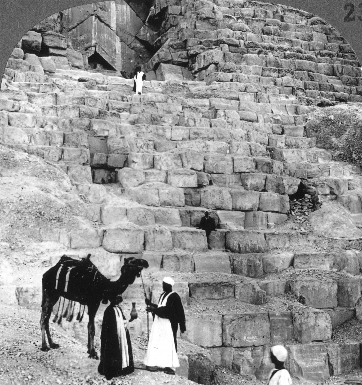 Sisäänkäynti Gizan suureen pyramidiin, Egypti, 1905. tekijältä Underwood and Underwood