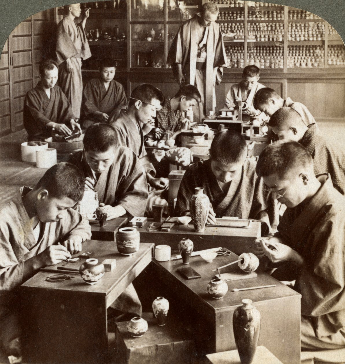 Asiantuntevat työntekijät luovat malleja kloisonnessa, Kiotossa, Japanissa, 1904 tekijältä Underwood and Underwood