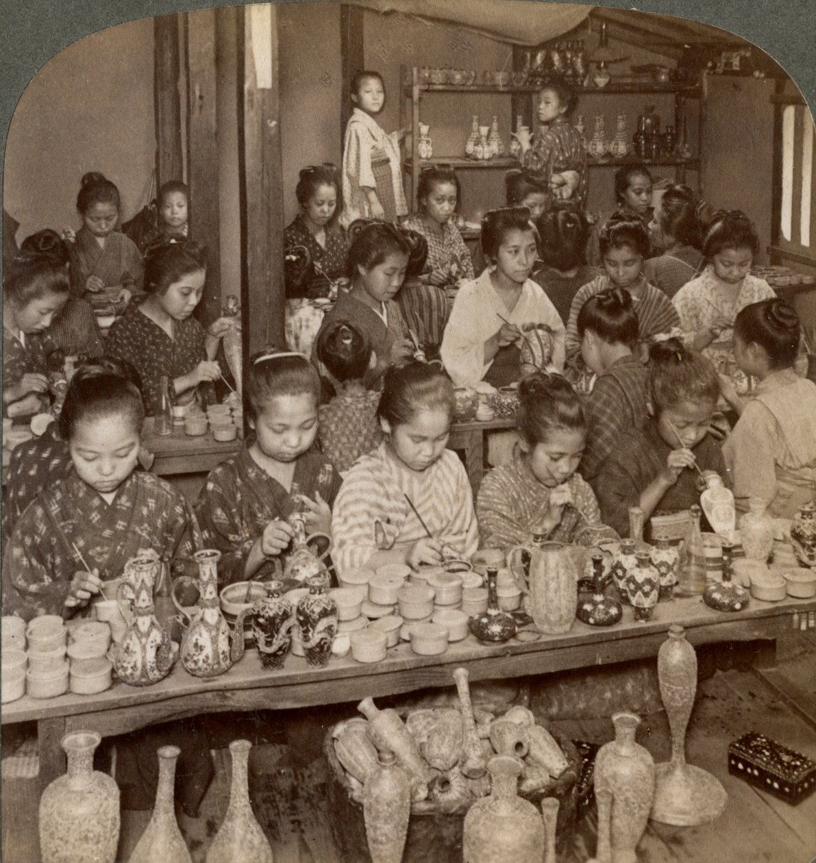 Tehdastytöt koristelemassa halpaa keramiikkaa ulkomaan markkinoille, Kioto, Japani, 1904 tekijältä Underwood and Underwood