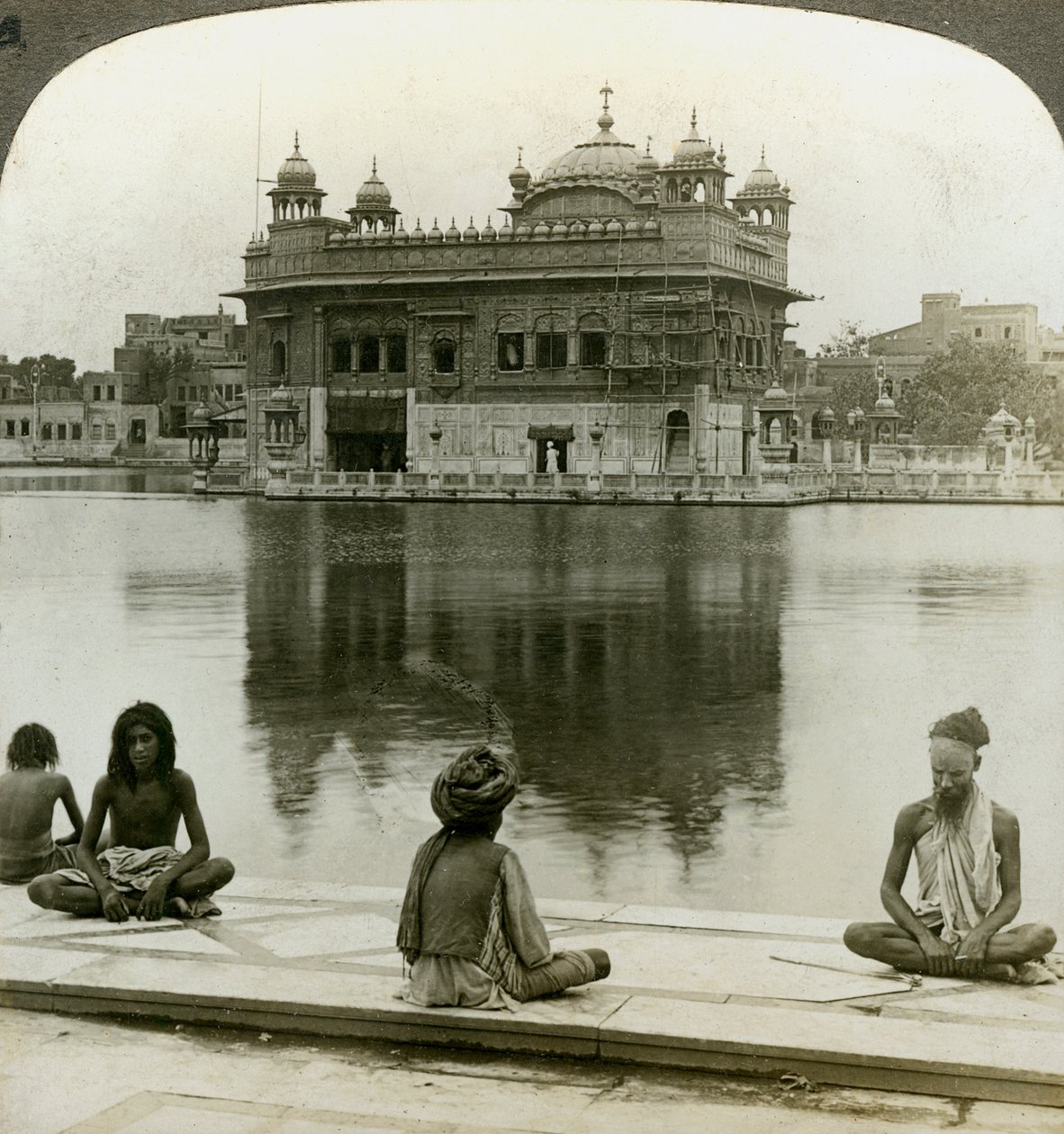 Fakirit Amritsarissa katsomassa etelään pyhän tankin yli Kultaiseen temppeliin, Intia, 1900-luku tekijältä Underwood and Underwood