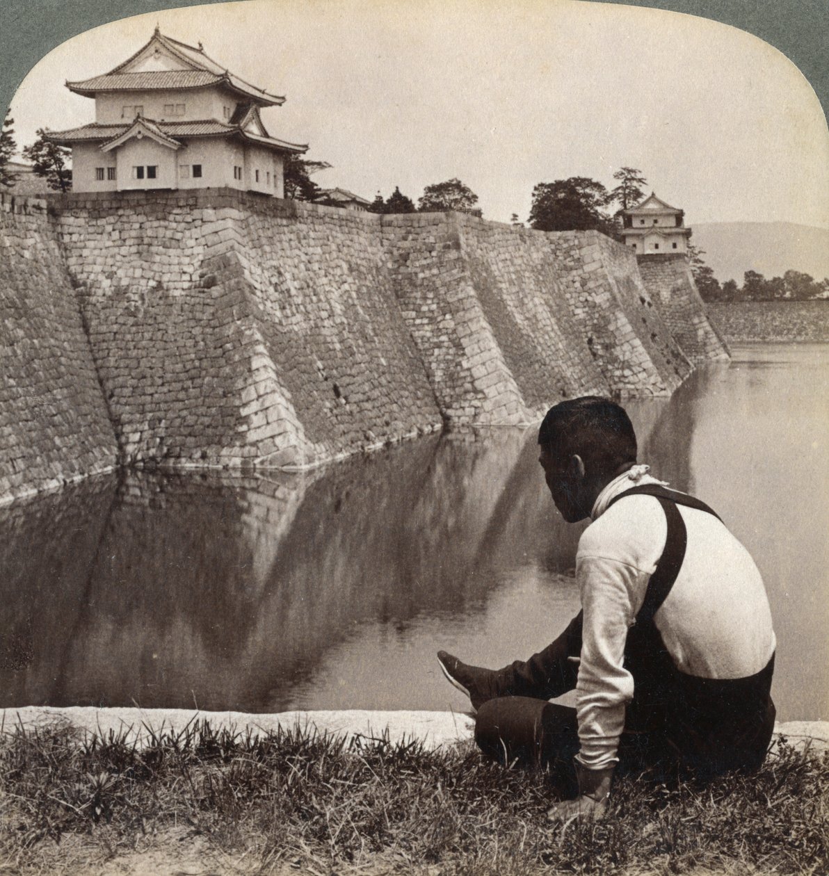 Ylpeiden shogunien feodaalinen linna Osaka, Japani, 1904 tekijältä Underwood and Underwood