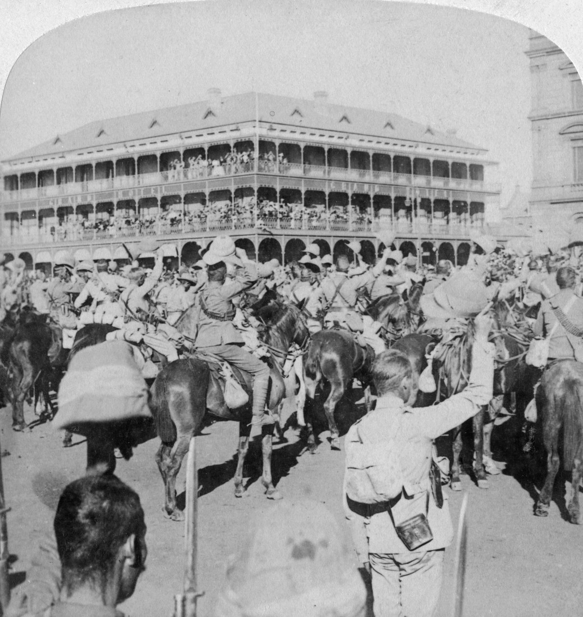 Kenttämarsalkka Lord Roberts ja henkilökunta kannustamassa kuningatarta, Pretoria, Etelä-Afrikka, 5. kesäkuuta 1900. tekijältä Underwood and Underwood