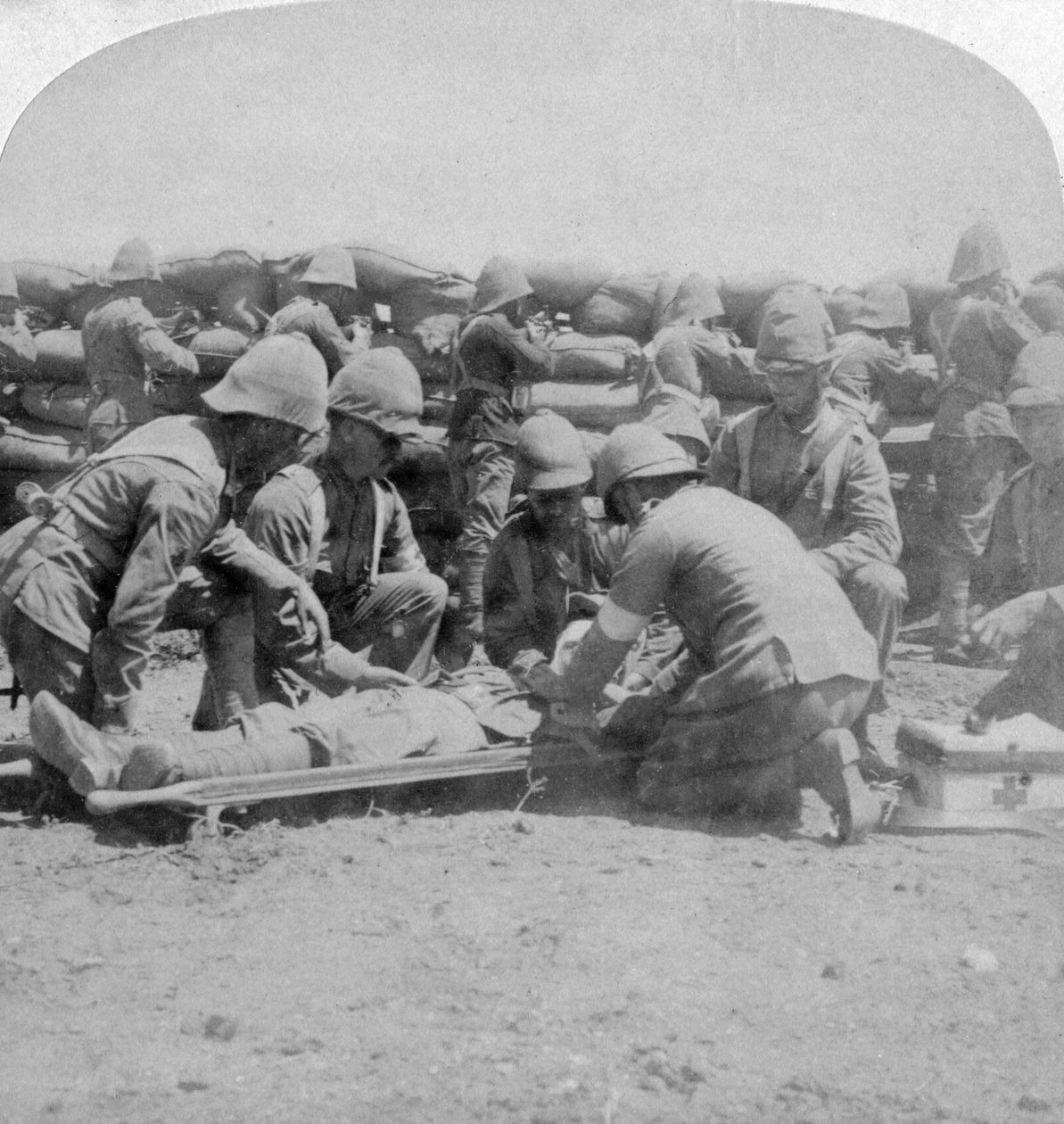 Ensiapu haavoittuneelle fusilierille, Honey Nest Kloof Battle, Boer War, Etelä-Afrikka, helmikuu 1900. tekijältä Underwood and Underwood