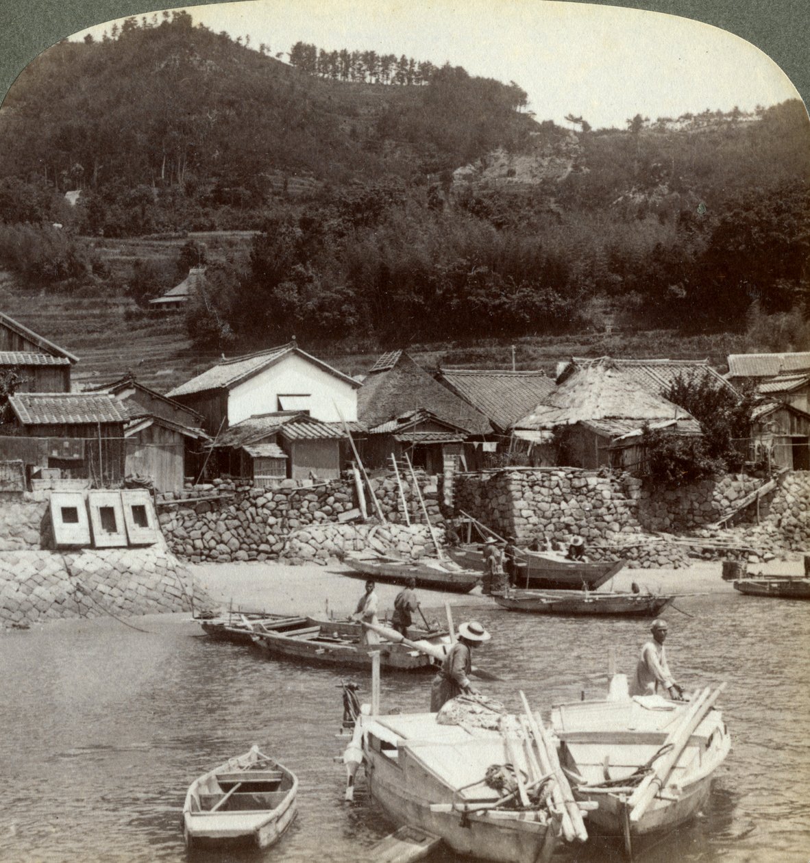Obataken kalastajakylä sisämerellä, katsoen pohjoiseen riviriisipelloille, Japani, 1904 tekijältä Underwood and Underwood