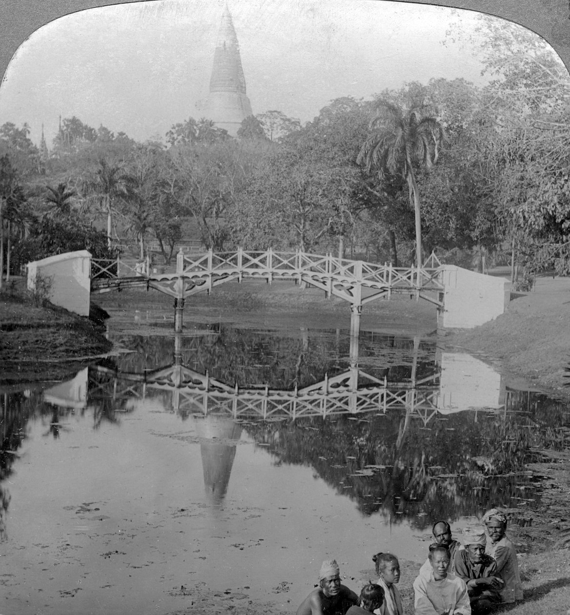Linnoituspuutarhat ja Shwedagon-pagodi, Rangoon, Burma, 1900-luku. tekijältä Underwood and Underwood