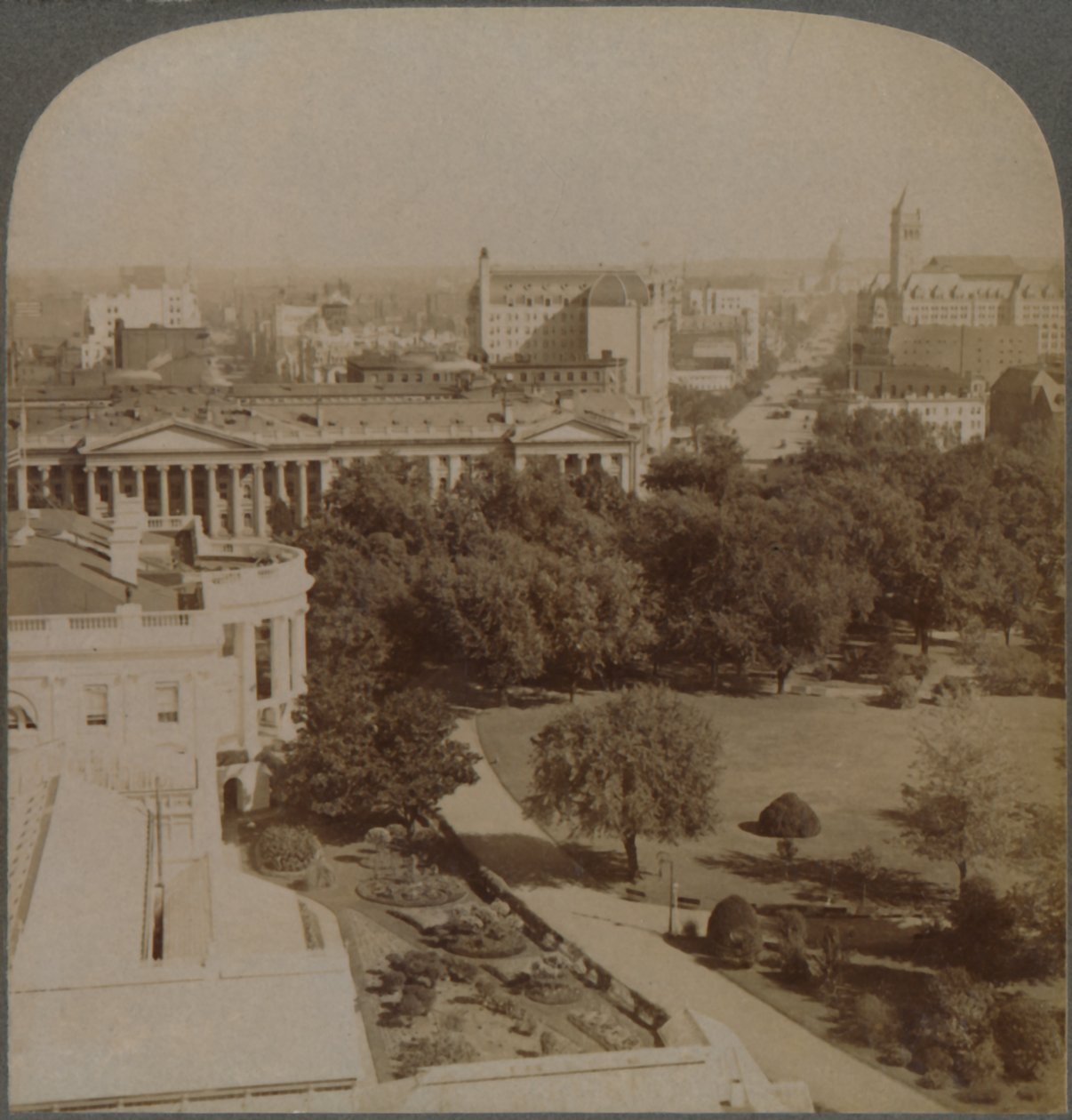 Laivastoosastolta... Valkoisen talon ja valtiovarainministeriön ohi Capitol, Washington, U.S.A, 1902. tekijältä Underwood and Underwood