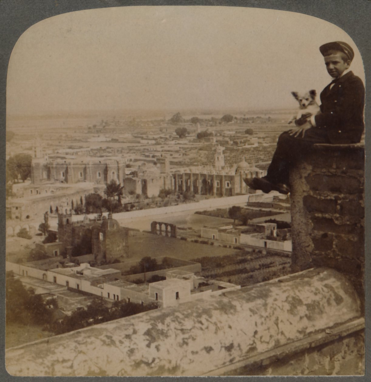 San Franciscon katedraalilta, suurimmalta atsteekkien pyramidilta, näkymä Cholulan ylle, Meksiko, 1901. tekijältä Underwood and Underwood