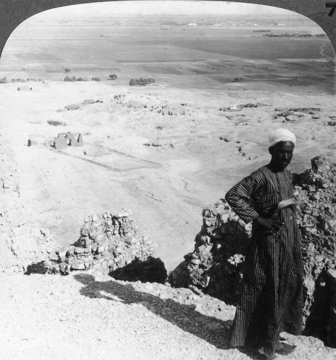 Der-el-Bahrin korkeilta kallioilta tasangon yli Luxoriin, Thebesiin, Egyptiin, 1905. tekijältä Underwood and Underwood