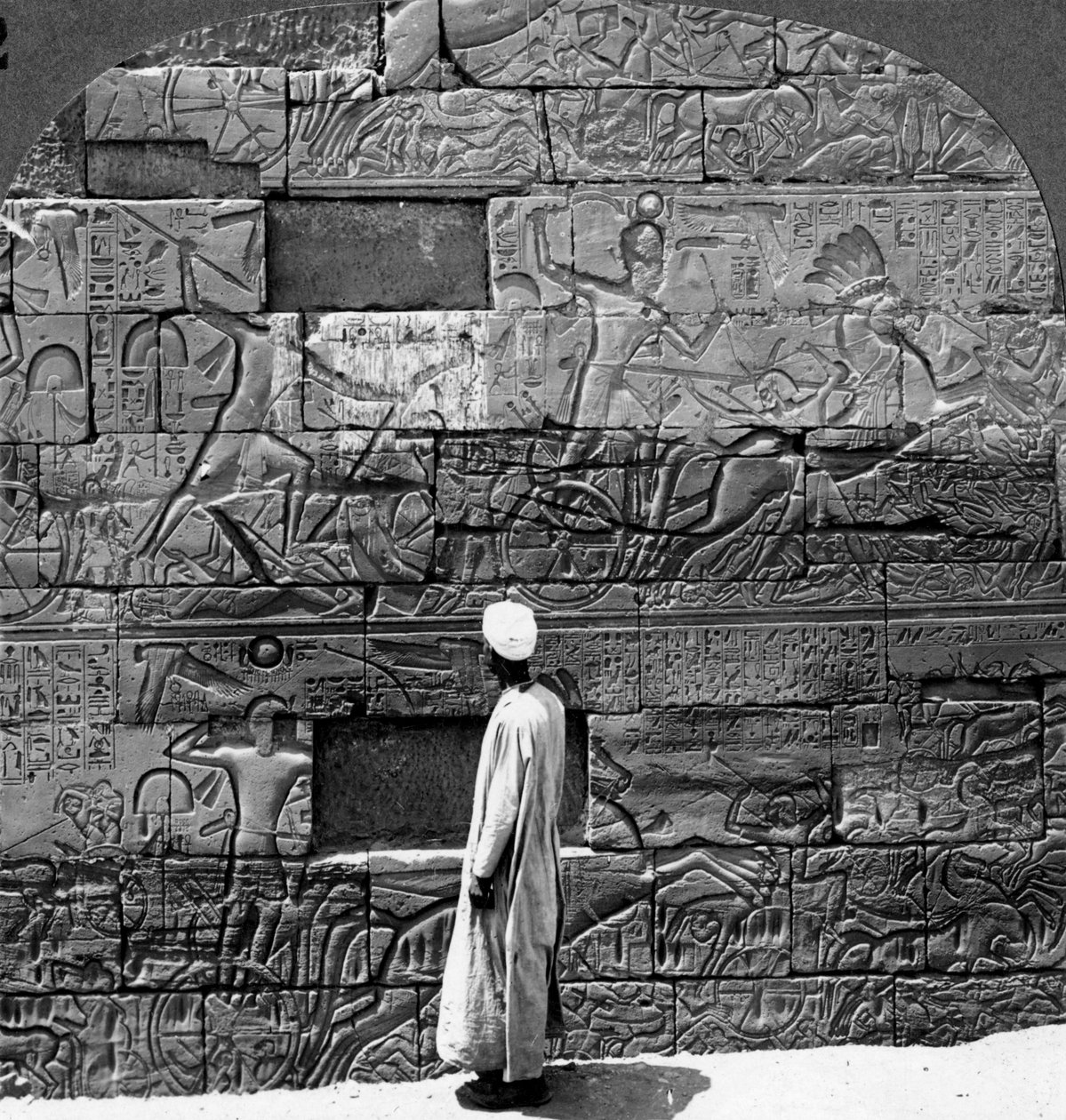 Suuret sotareliefit, jotka on veistetty muuriin Karnakin temppelissä, Thebes, Egypti, 1905. tekijältä Underwood and Underwood