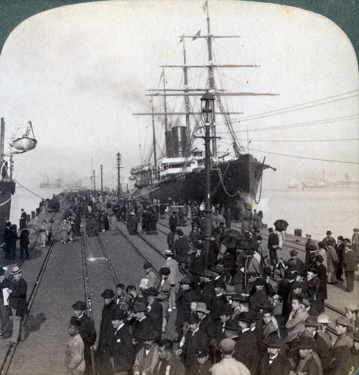 Tervehdys uusille tulokkaille Pacific Mail SS Chinan rinnalla, Yokohamassa, Japanissa, 1904. tekijältä Underwood and Underwood