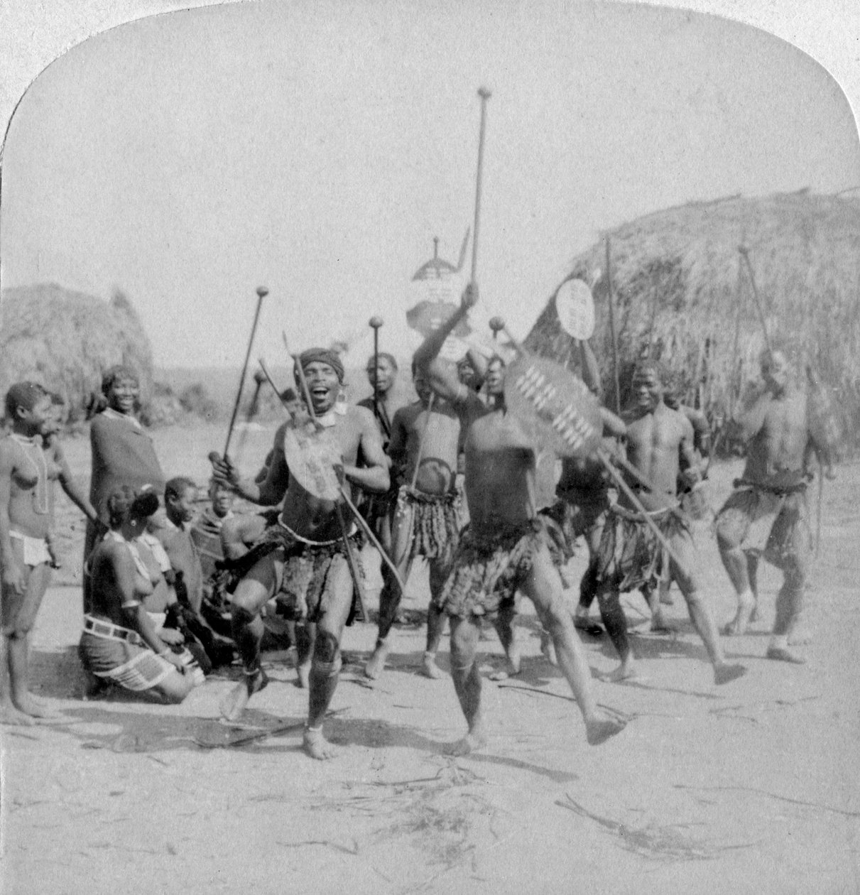 Kraalin sankariurheilulajit, Zulu-sotatanssi, Zulumaa, Etelä-Afrikka, 1901 tekijältä Underwood and Underwood