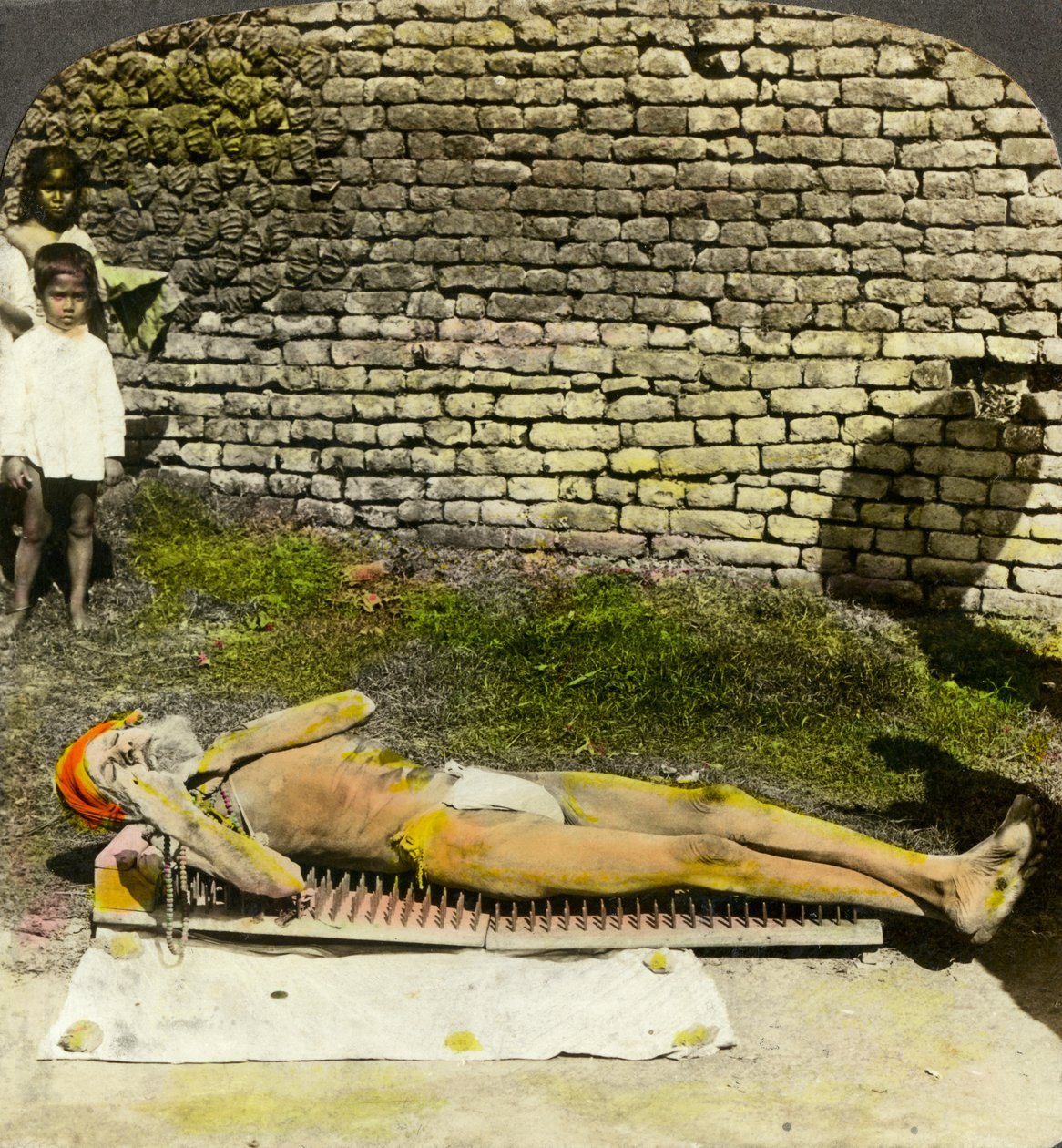 Hindu-harrastaja naulasängyssä lähellä Kali-pyhäköä, Kalkutta, Intia, 1900-luvun alku tekijältä Underwood and Underwood