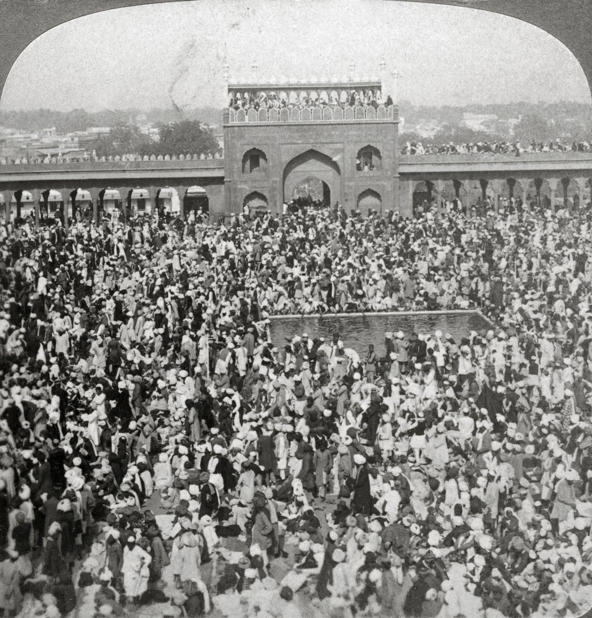 Jumman moskeijan tuomioistuimessa Delhissä, Intiassa, 1903. tekijältä Underwood and Underwood