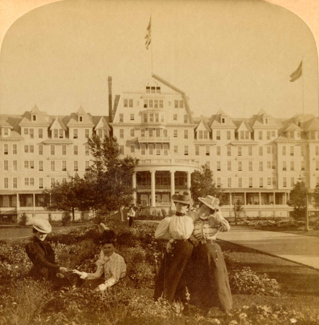 Kauniilla Frontenac-hotellin alueella, Round Island, Thousand Islands, 1900. tekijältä Underwood and Underwood
