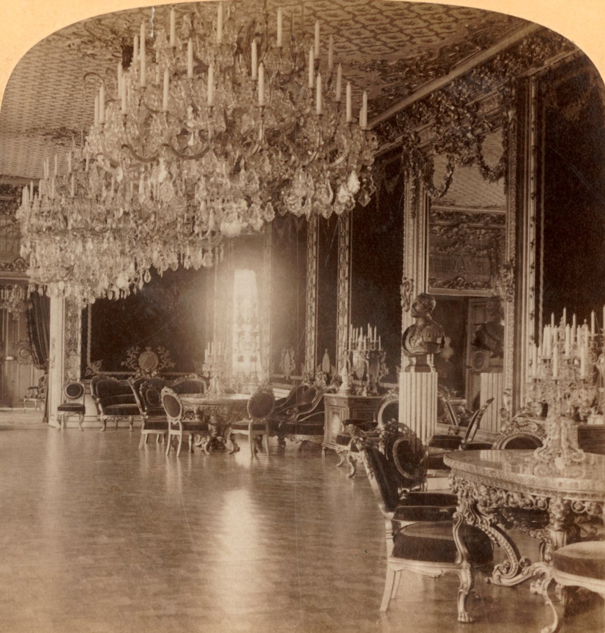 Kuningas Oscar II:n upeassa asunnossa, Tukholman kuninkaallinen palatsi, Ruotsi, 1902. tekijältä Underwood and Underwood