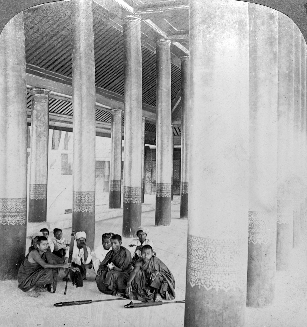 Yleisösalin sisällä, Mandalay Palace, Burma, 1900-luku. tekijältä Underwood and Underwood