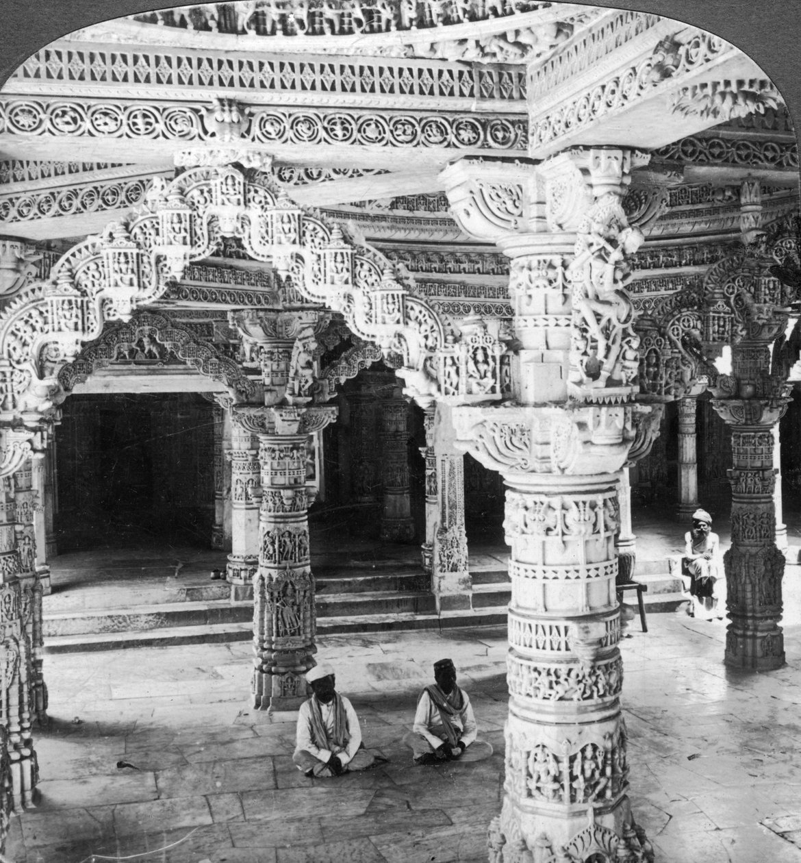 Vimala Sahin temppelin sisustus, Mount Abu, Intia, 1903. tekijältä Underwood and Underwood