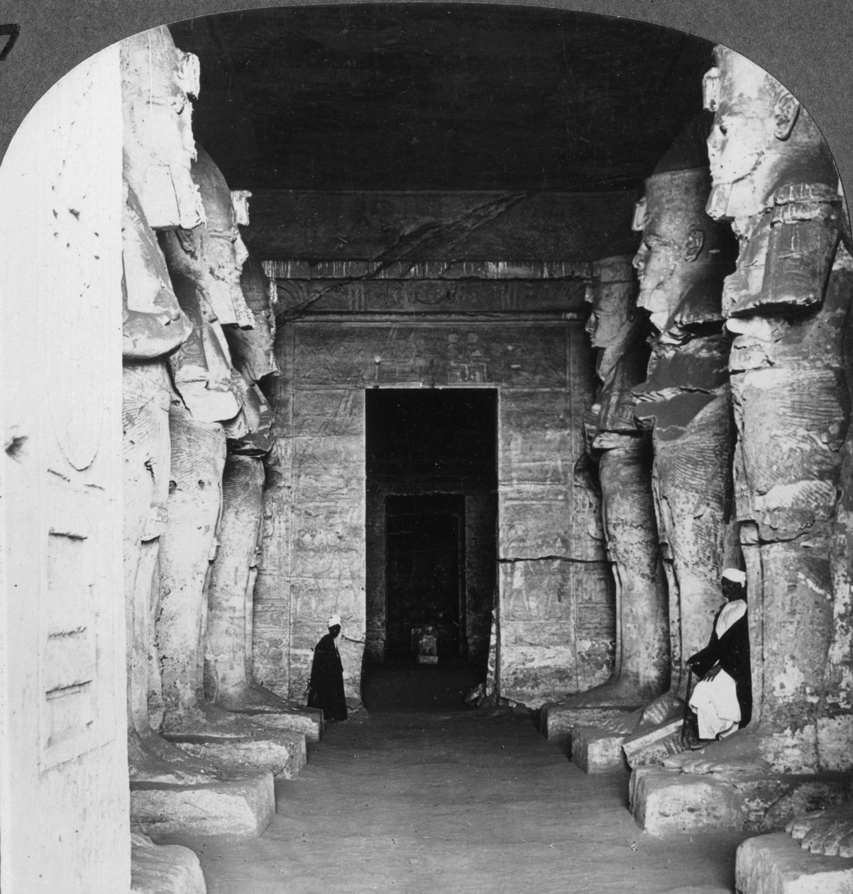 Abu Simbelin kallioon hakatun temppelin sisustus, Egypti, 1905. tekijältä Underwood and Underwood
