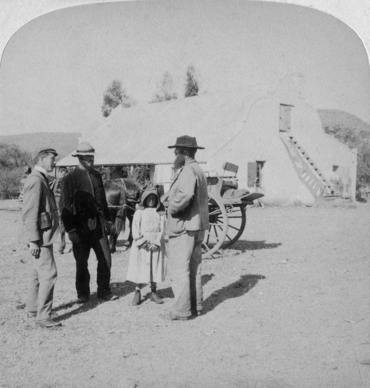 Buurien maanviljelijän haastattelu hänen kotonaan lähellä Brandfortia Etelä-Afrikassa, buurisota, 1901. tekijältä Underwood and Underwood
