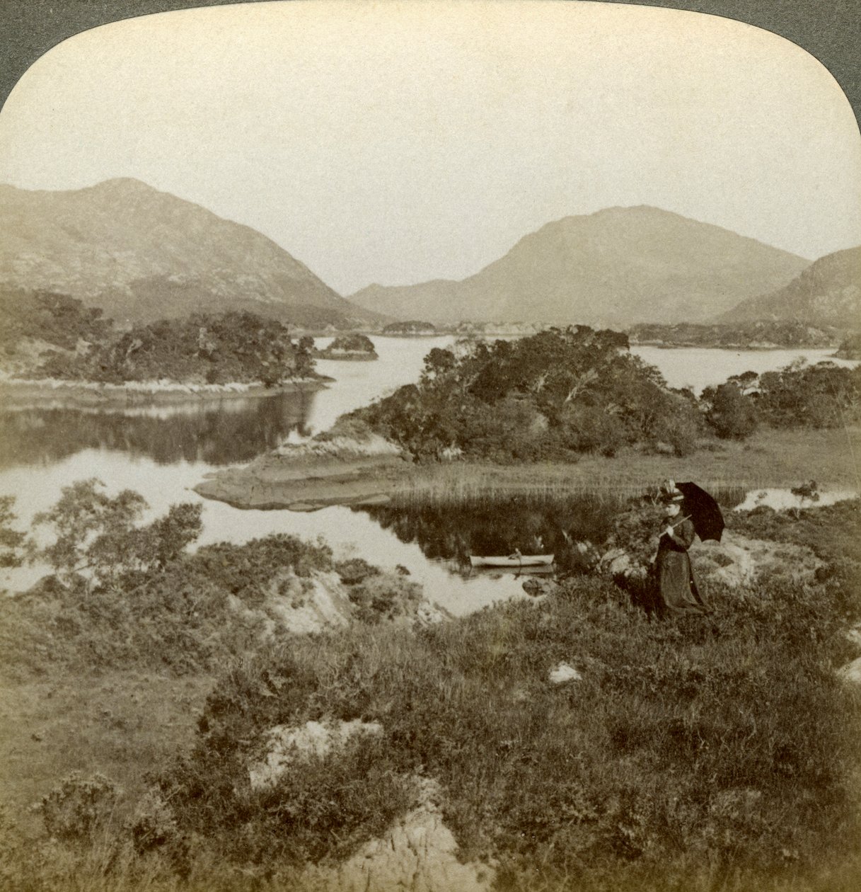 saaret ja Upper Lake, Killarney, Irlanti. tekijältä Underwood and Underwood
