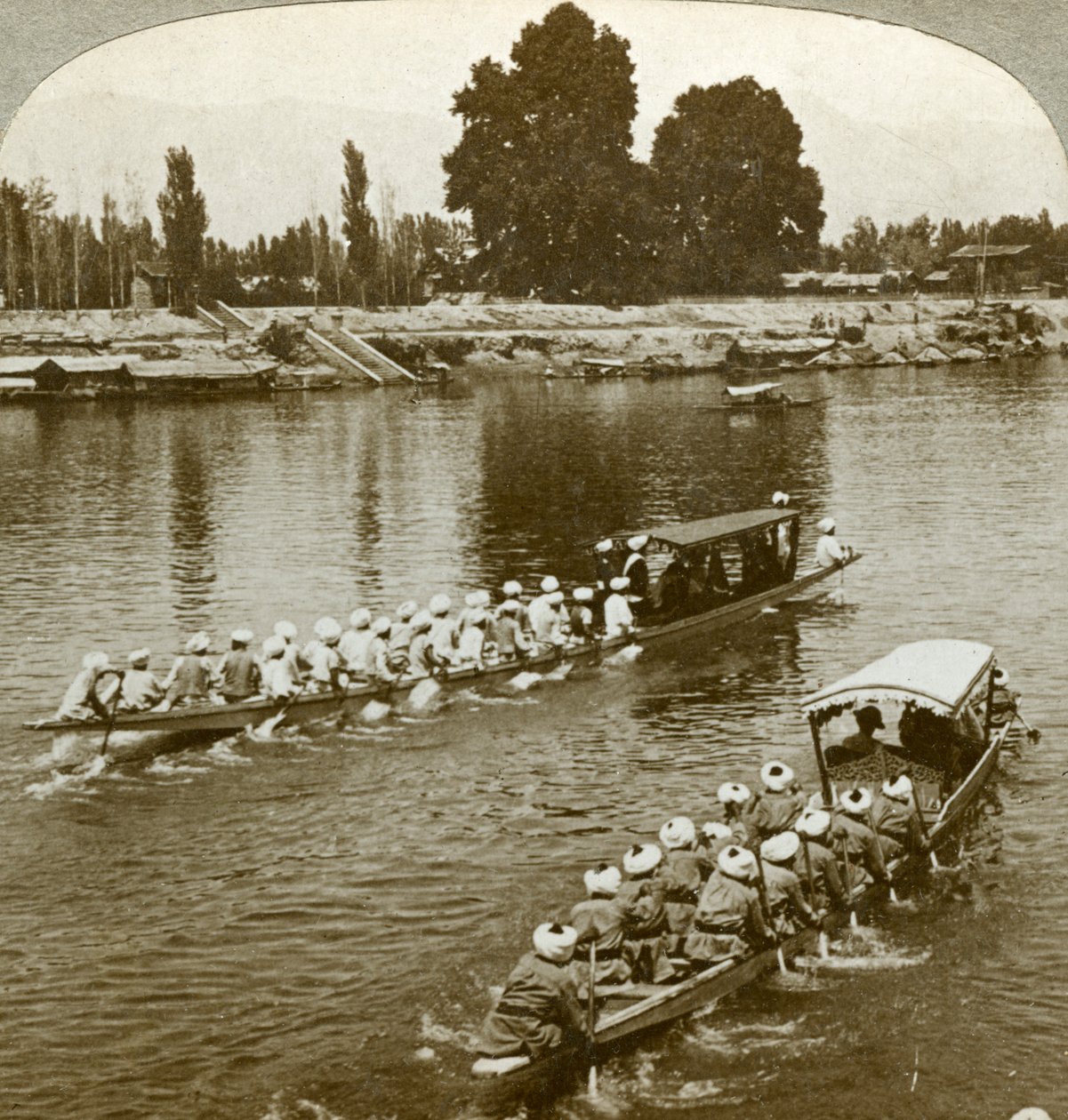 Lady Curzxon matkustaa Maharajan osavaltion proomulla, Kashmir, Intia, 1900-luku. tekijältä Underwood and Underwood