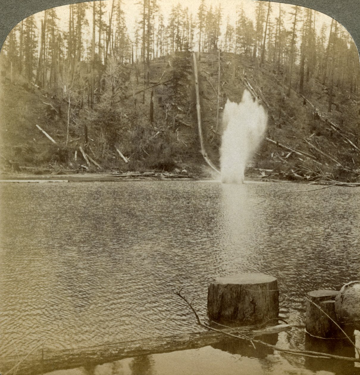 Log flume, Oregon, USA. tekijältä Underwood and Underwood