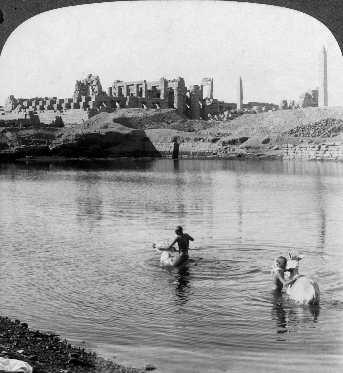 Katse Pyhän järven yli suureen temppeliin Karnakissa, Thebes, Egypti, 1905. tekijältä Underwood and Underwood