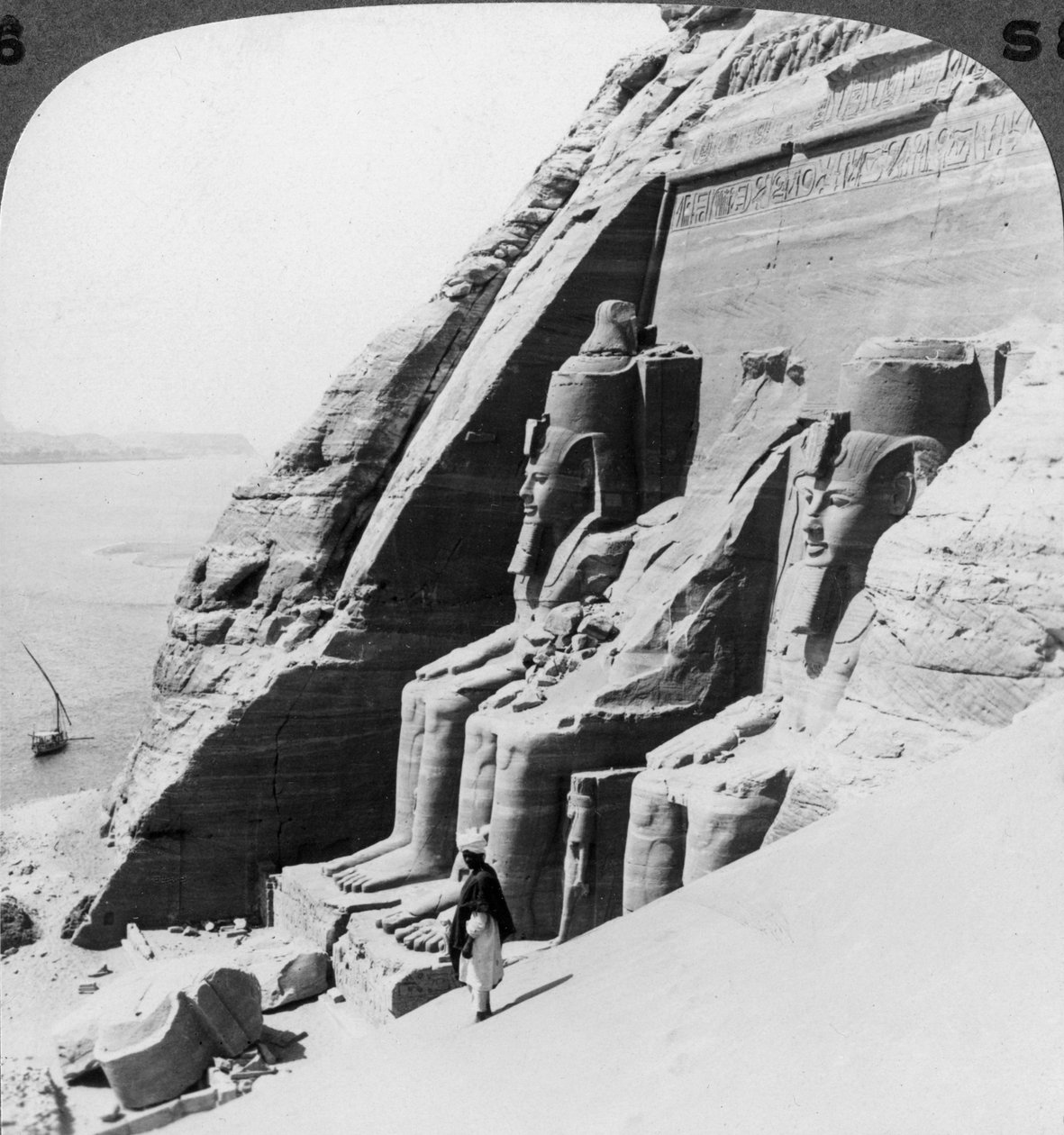 Katse alas joelle Abu Simbelin temppelin edustalta Egyptissä, 1905. tekijältä Underwood and Underwood