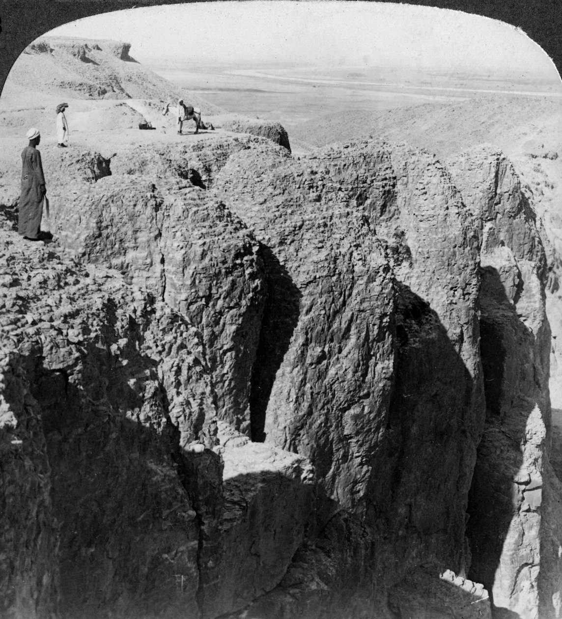Katse alas Niilille Theban läntisiltä rinteiltä Egyptistä, 1905. tekijältä Underwood and Underwood