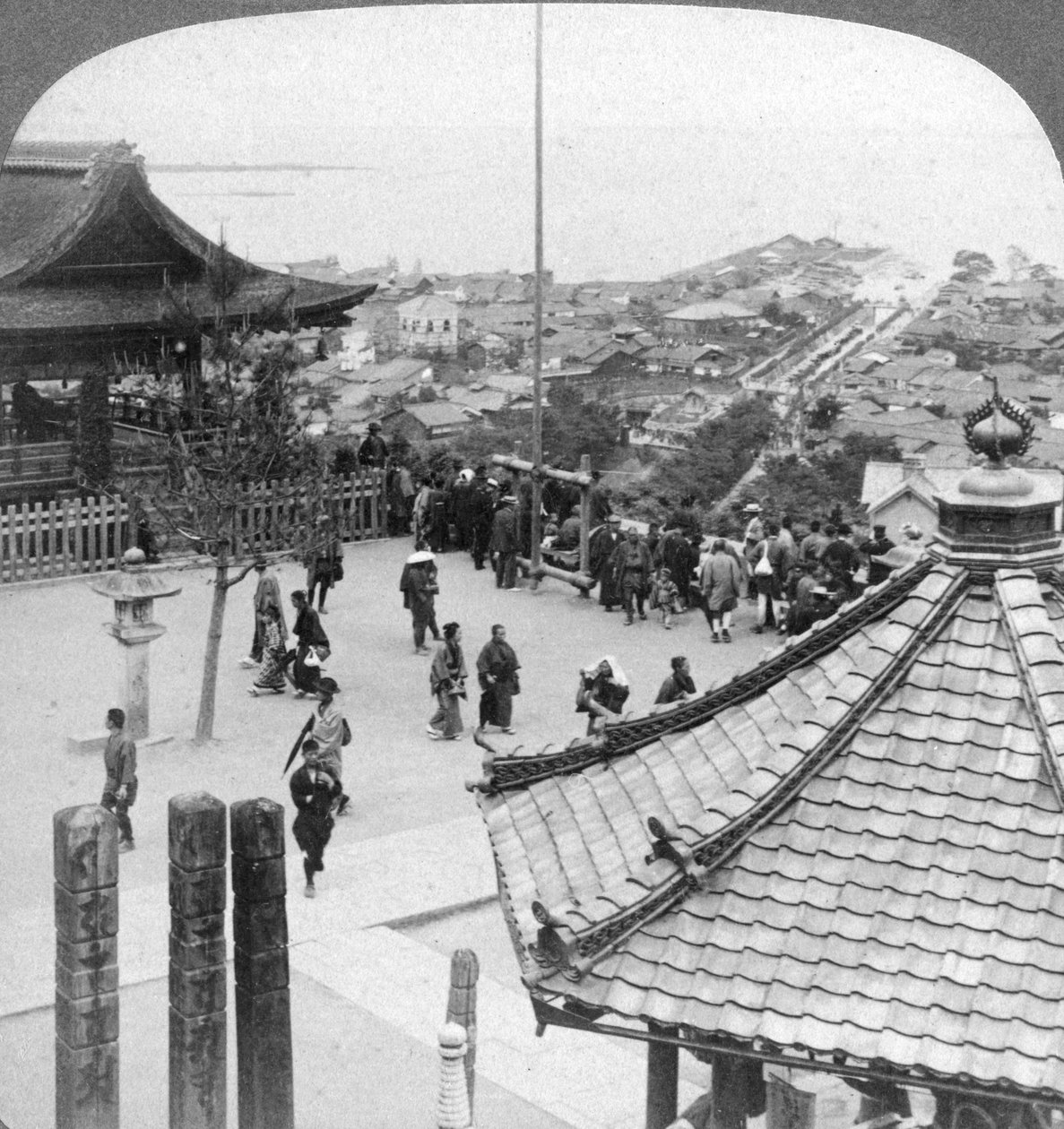Katse itään Mildera-temppelistä Otsun ja Biwa-järven yli, Japani, 1904. tekijältä Underwood and Underwood