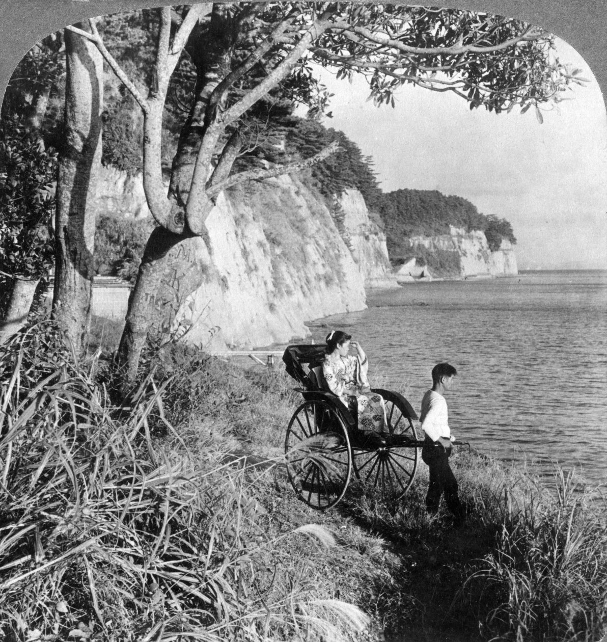 Katse itään Mississippi Bayn yli, lähellä Yokohamaa, Japani, 1904. tekijältä Underwood and Underwood