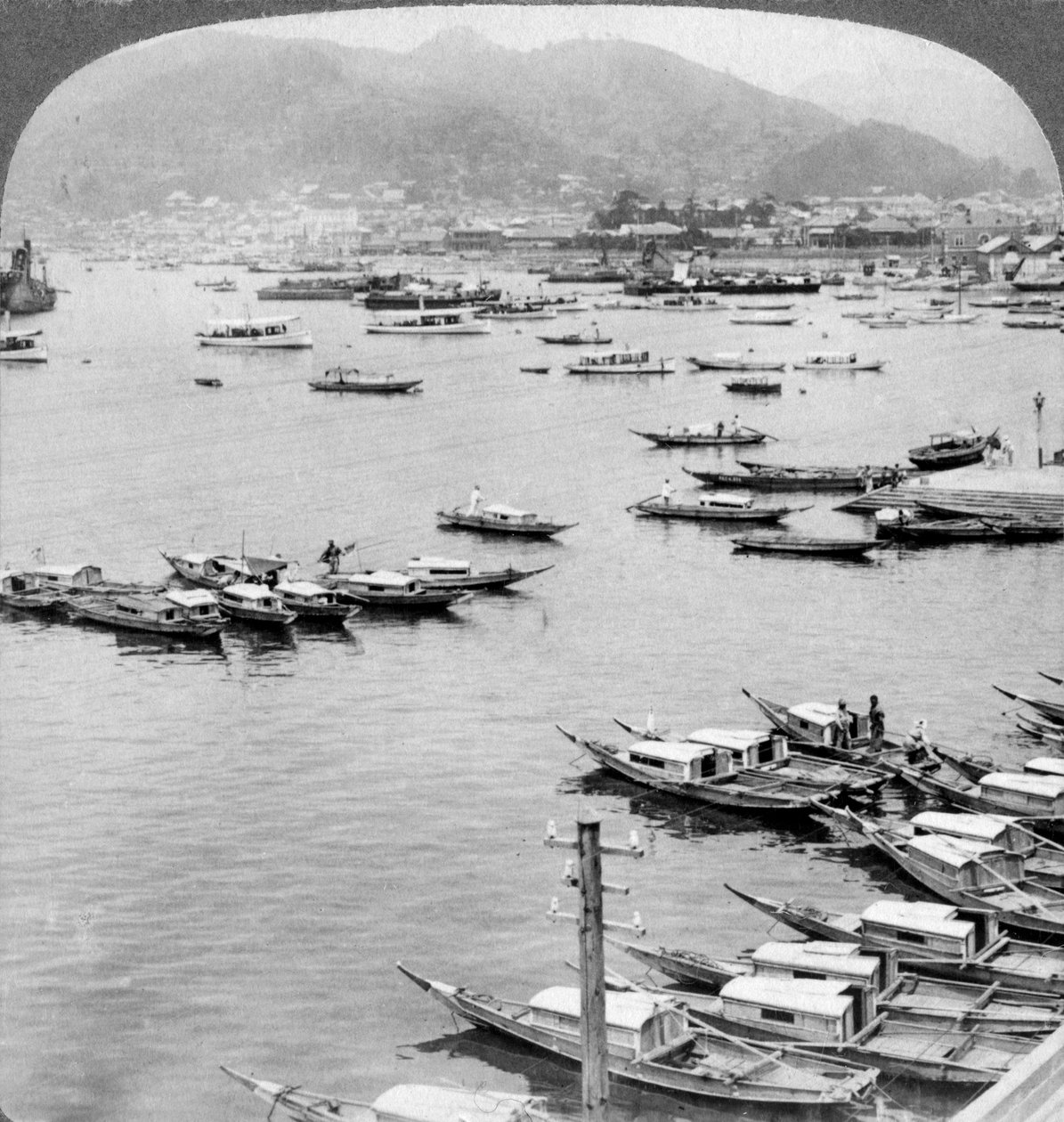 Katse pohjoiseen alusten yli Nagasakin satamassa Japanissa, 1904. tekijältä Underwood and Underwood