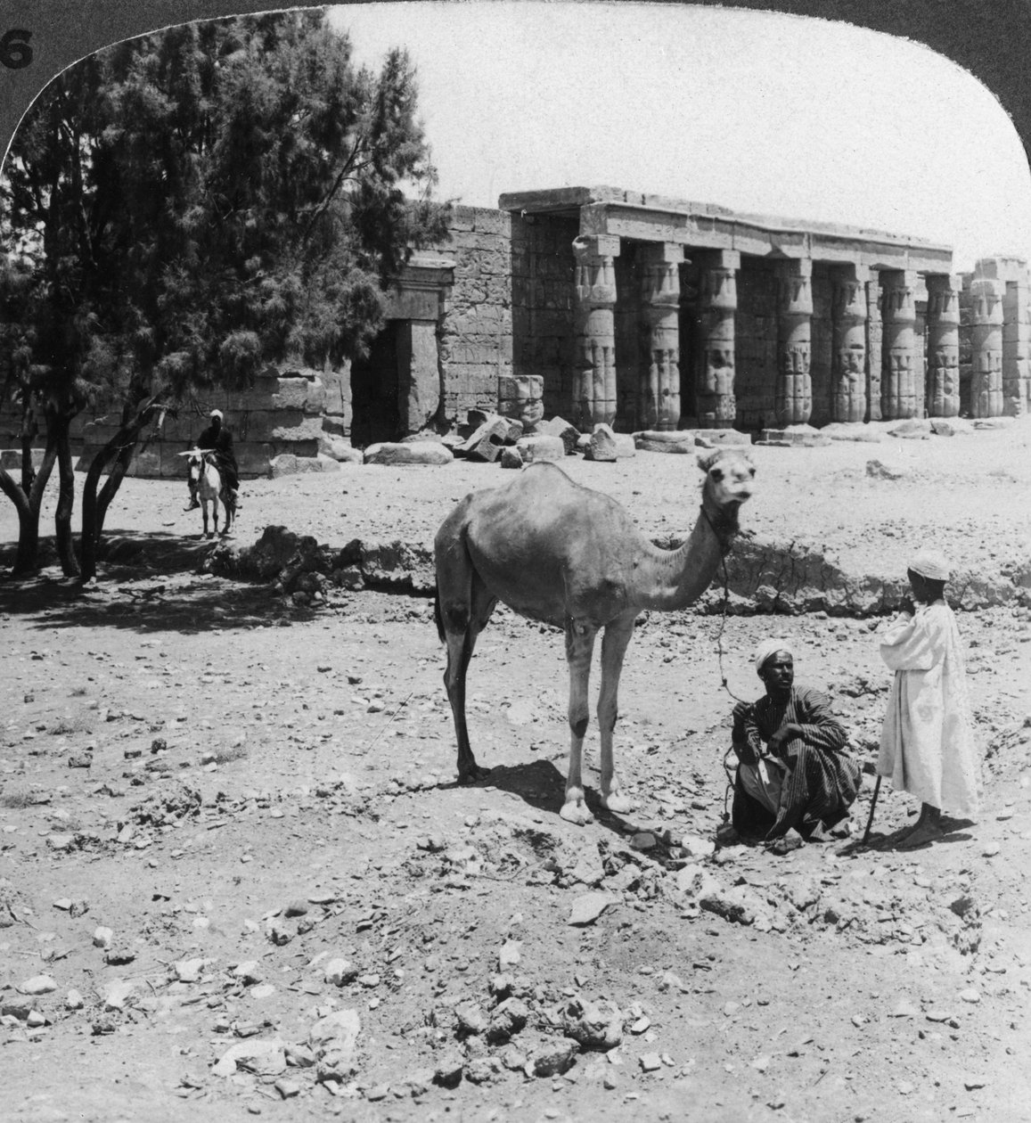 Katse pohjoiseen Sethos I:n temppeliin, Thebes, Egypti, 1905. tekijältä Underwood and Underwood