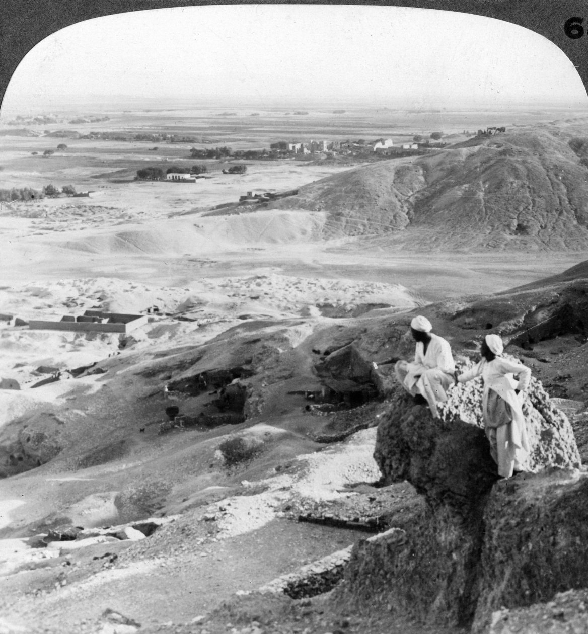 Katse etelään Theban tasangolle ja Medinet Habun temppeleille Egyptissä, 1905. tekijältä Underwood and Underwood