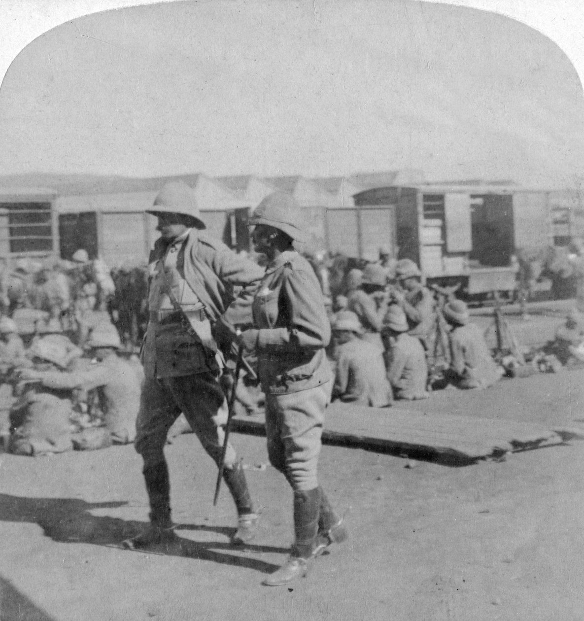 Lord Kitchener ja kenraali Pole-Carew Pretorian rautatieasemalla Etelä-Afrikassa, 5. kesäkuuta 1901. tekijältä Underwood and Underwood