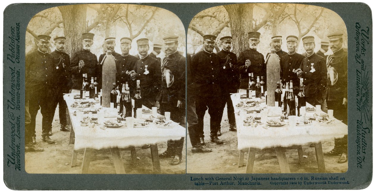 Lounas kenraali Nogin kanssa Japanin päämajassa, Port Arthurissa, Manchuriassa, 1904. tekijältä Underwood and Underwood