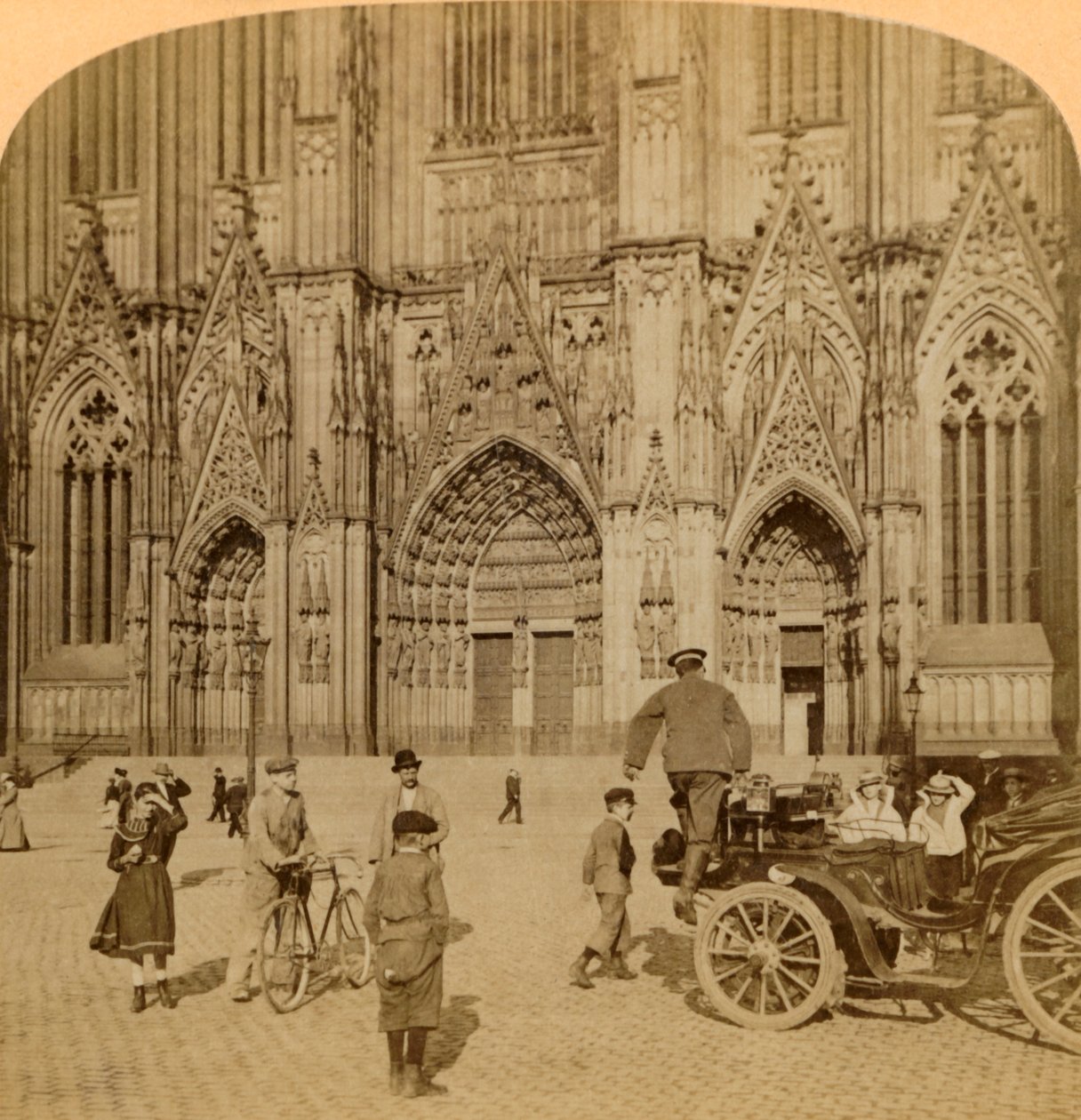 Pääportaali ja taidokkaasti koristeltu julkisivu, Tuomiokirkko, Köln, Saksa, 1902. tekijältä Underwood and Underwood
