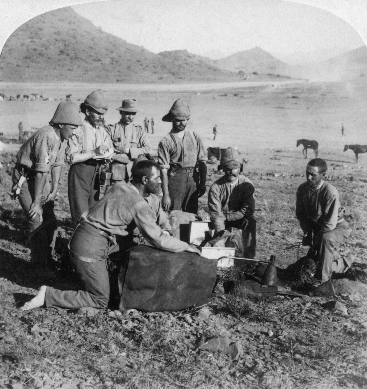 Kaasun valmistus yhdelle sotapallolle Slingersfonteinissa Etelä-Afrikassa, buurien sota, 1900. tekijältä Underwood and Underwood