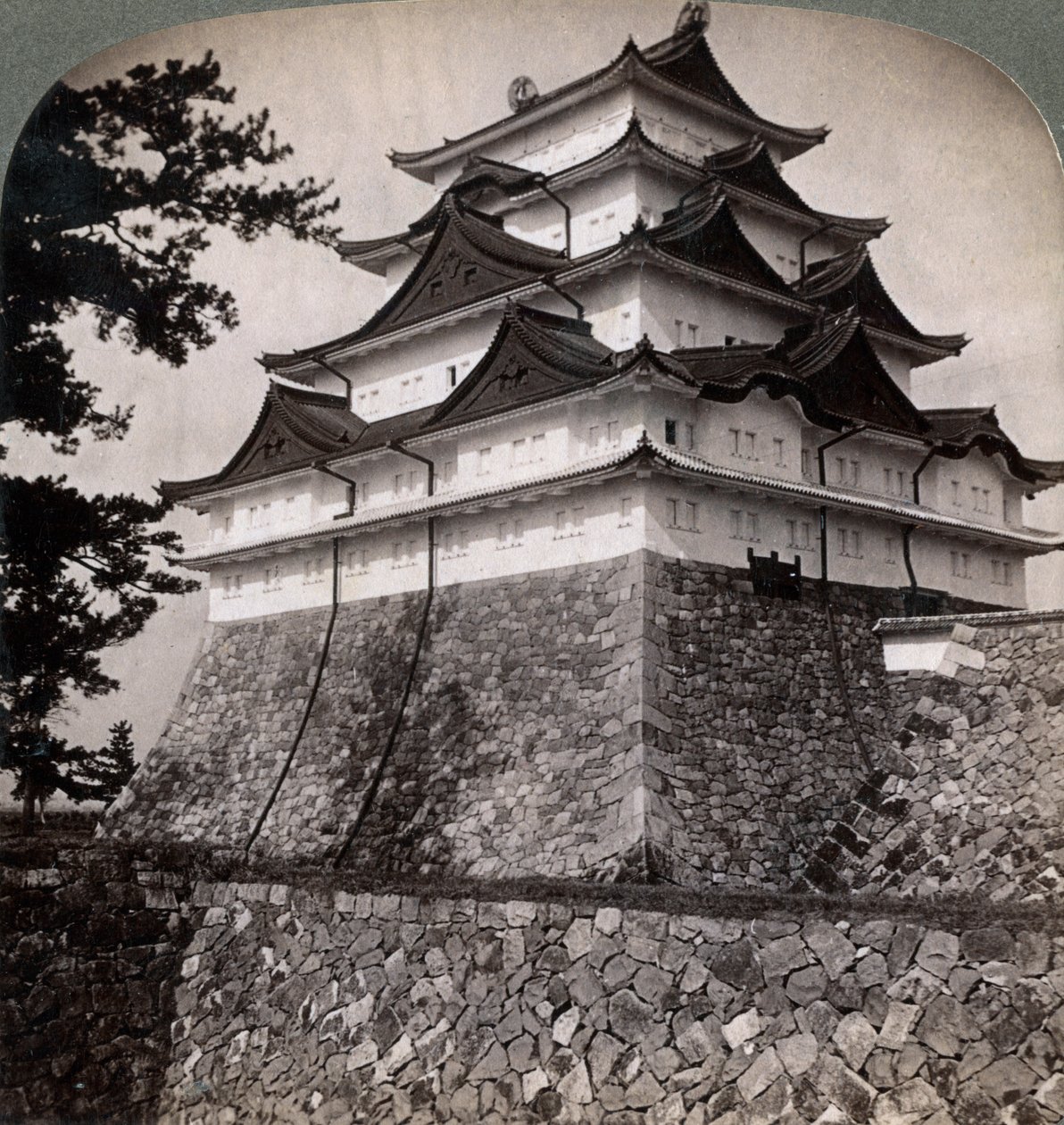 Japanin prinssien keskiaikainen vallihautalinna, jota Mikado Nagoya käytti satunnaisesti, Japani, 1896 tekijältä Underwood and Underwood