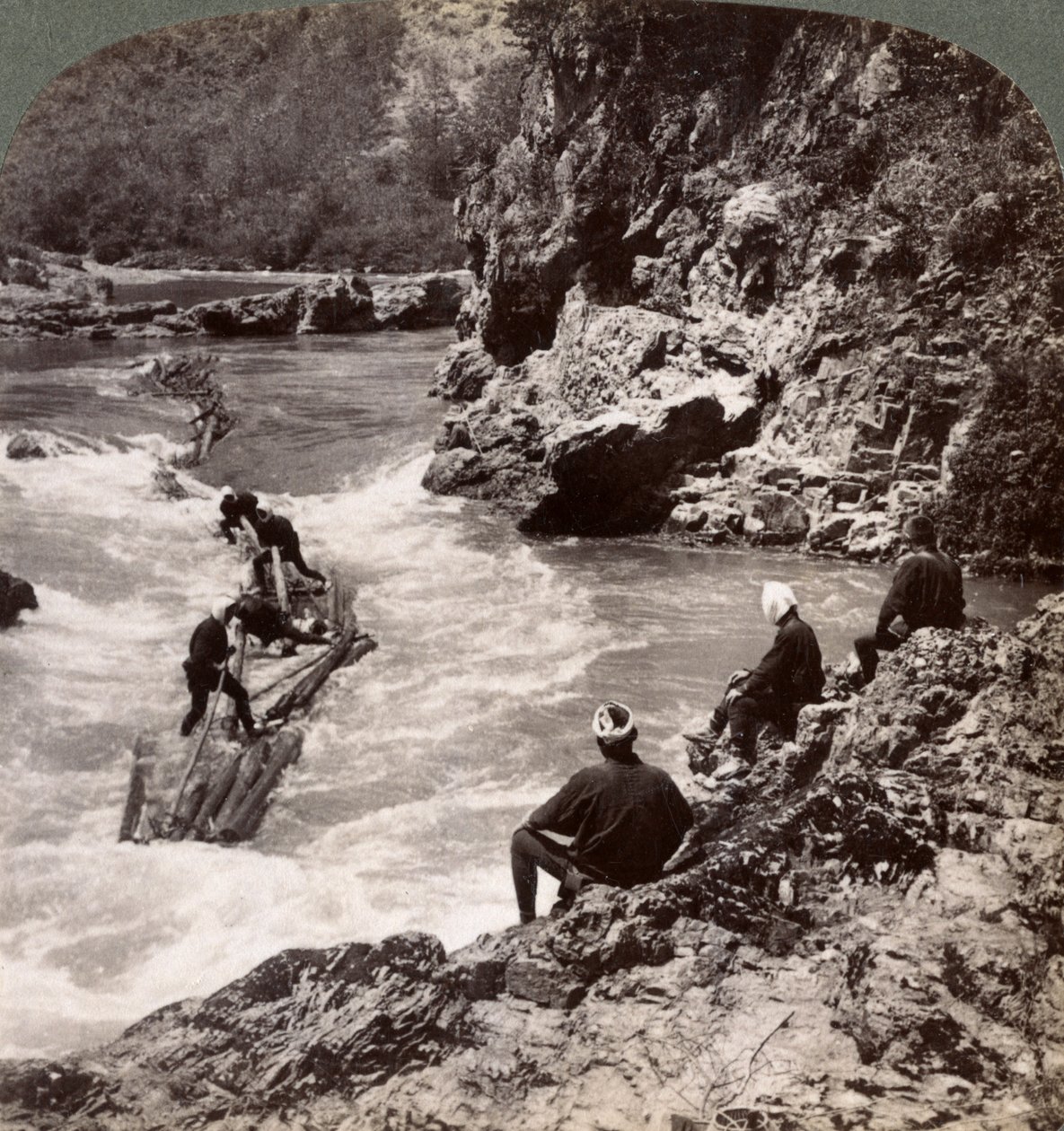 Miehet hirsilautalla ampumassa Hozu-koskia Katsura-joella, Kioto, Japani, 1904 tekijältä Underwood and Underwood
