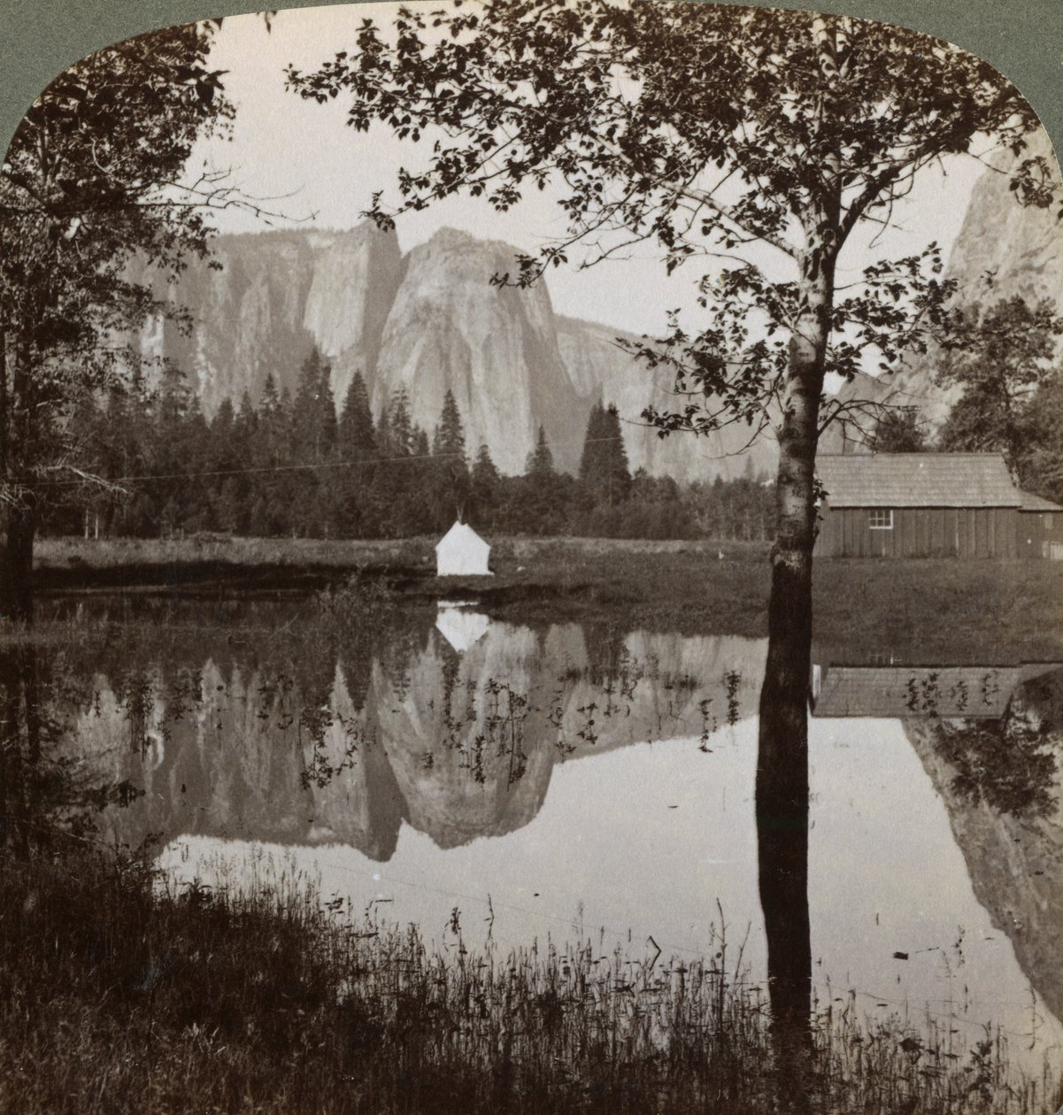 Peilikuva Cathedral Rocksista, Yosemite Valley, Kalifornia, USA, 1902. tekijältä Underwood and Underwood